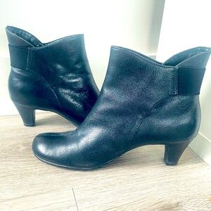 AEROSOLES Black Leather Round Toe Kitten Block Heels Ankle Comfy Booties  7.5
